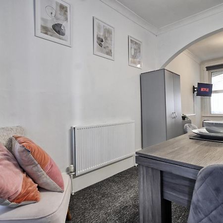 Beautiful Spacious Four Bedroom House With Parking For 2 Cars, 5 Minute Walk To Southend Station Exterior foto