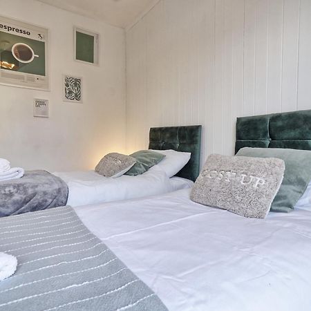 Beautiful Spacious Four Bedroom House With Parking For 2 Cars, 5 Minute Walk To Southend Station Exterior foto