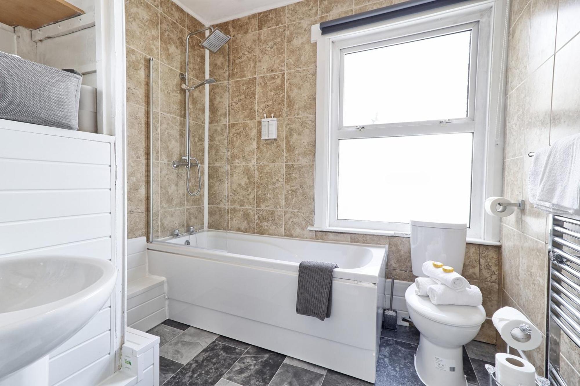 Beautiful Spacious Four Bedroom House With Parking For 2 Cars, 5 Minute Walk To Southend Station Exterior foto