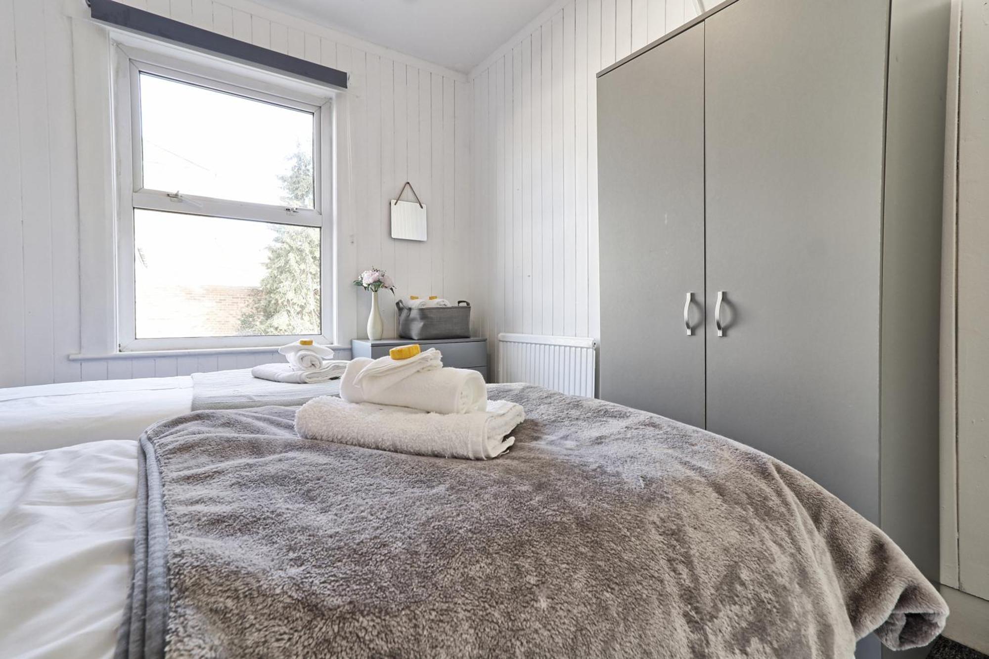Beautiful Spacious Four Bedroom House With Parking For 2 Cars, 5 Minute Walk To Southend Station Exterior foto