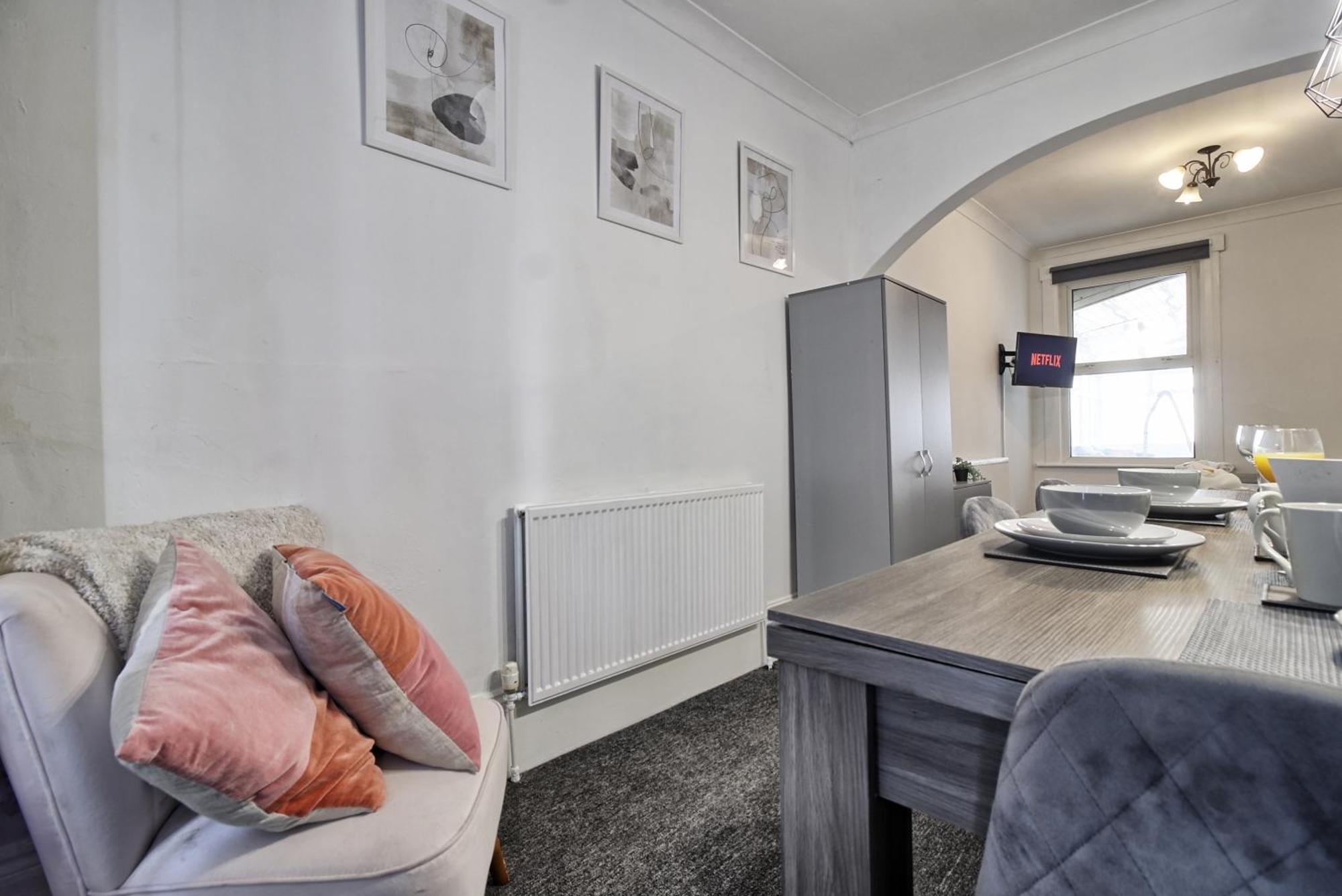Beautiful Spacious Four Bedroom House With Parking For 2 Cars, 5 Minute Walk To Southend Station Exterior foto