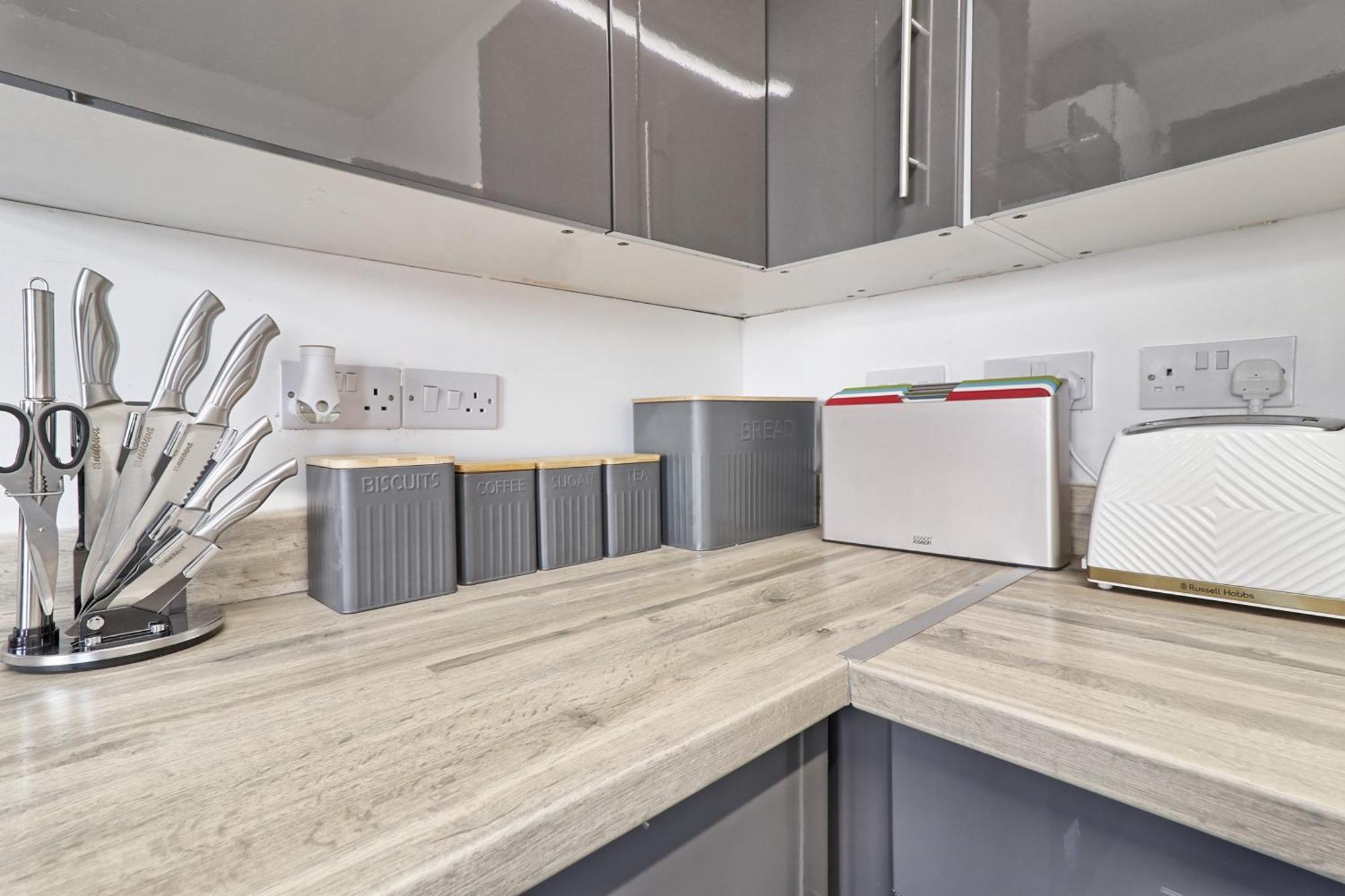 Beautiful Spacious Four Bedroom House With Parking For 2 Cars, 5 Minute Walk To Southend Station Exterior foto