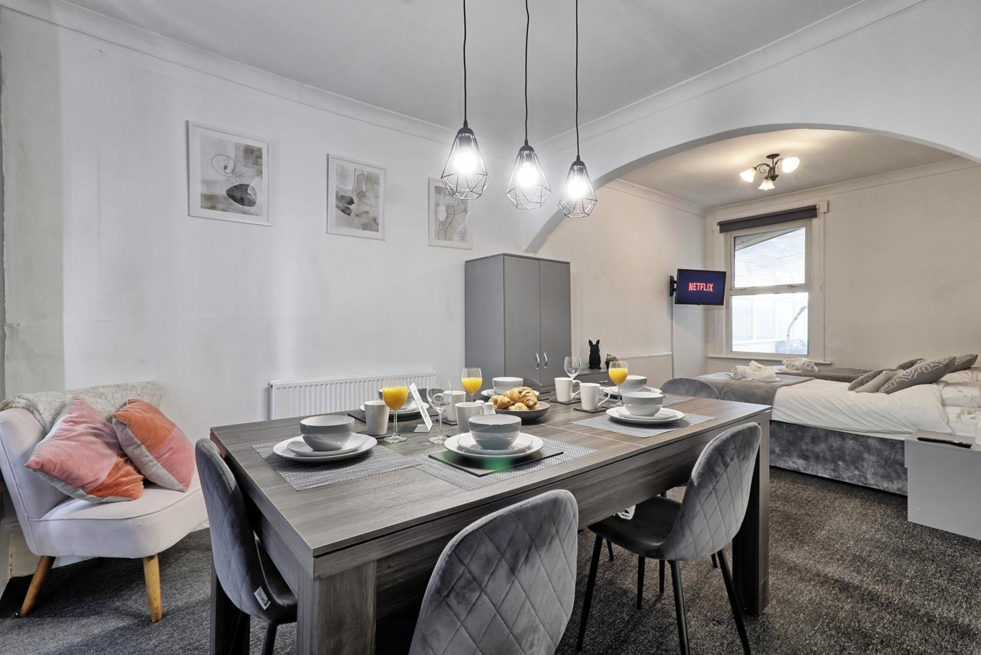 Beautiful Spacious Four Bedroom House With Parking For 2 Cars, 5 Minute Walk To Southend Station Exterior foto