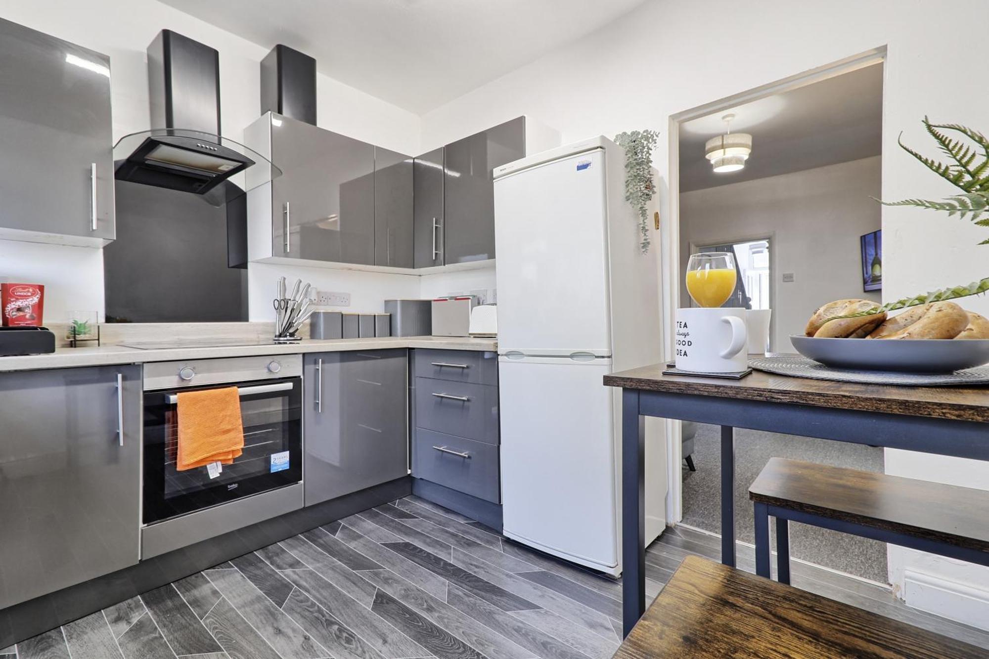 Beautiful Spacious Four Bedroom House With Parking For 2 Cars, 5 Minute Walk To Southend Station Exterior foto