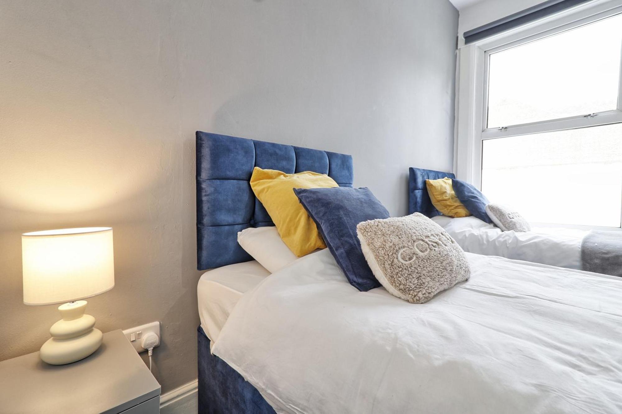 Beautiful Spacious Four Bedroom House With Parking For 2 Cars, 5 Minute Walk To Southend Station Exterior foto