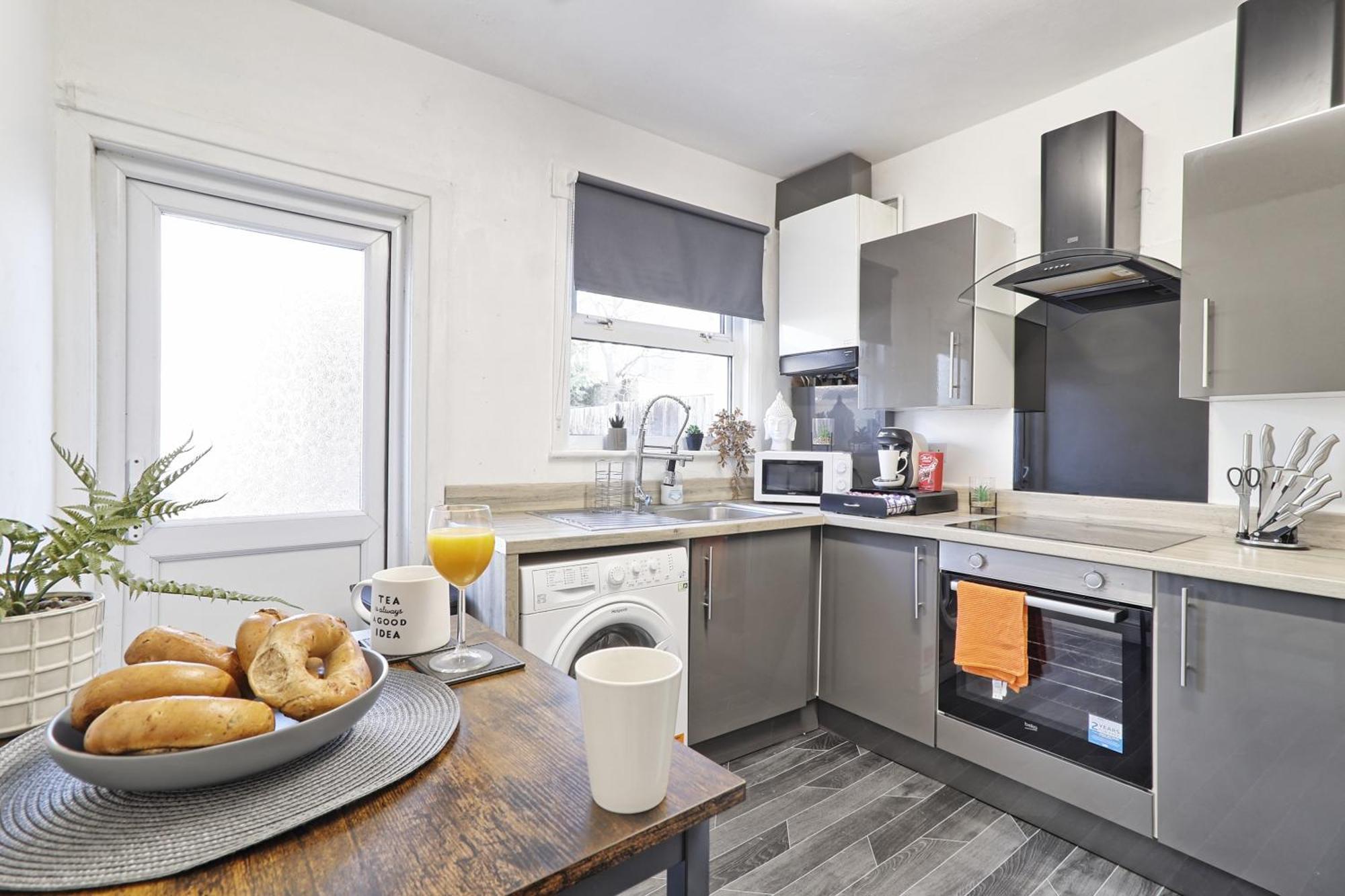 Beautiful Spacious Four Bedroom House With Parking For 2 Cars, 5 Minute Walk To Southend Station Exterior foto