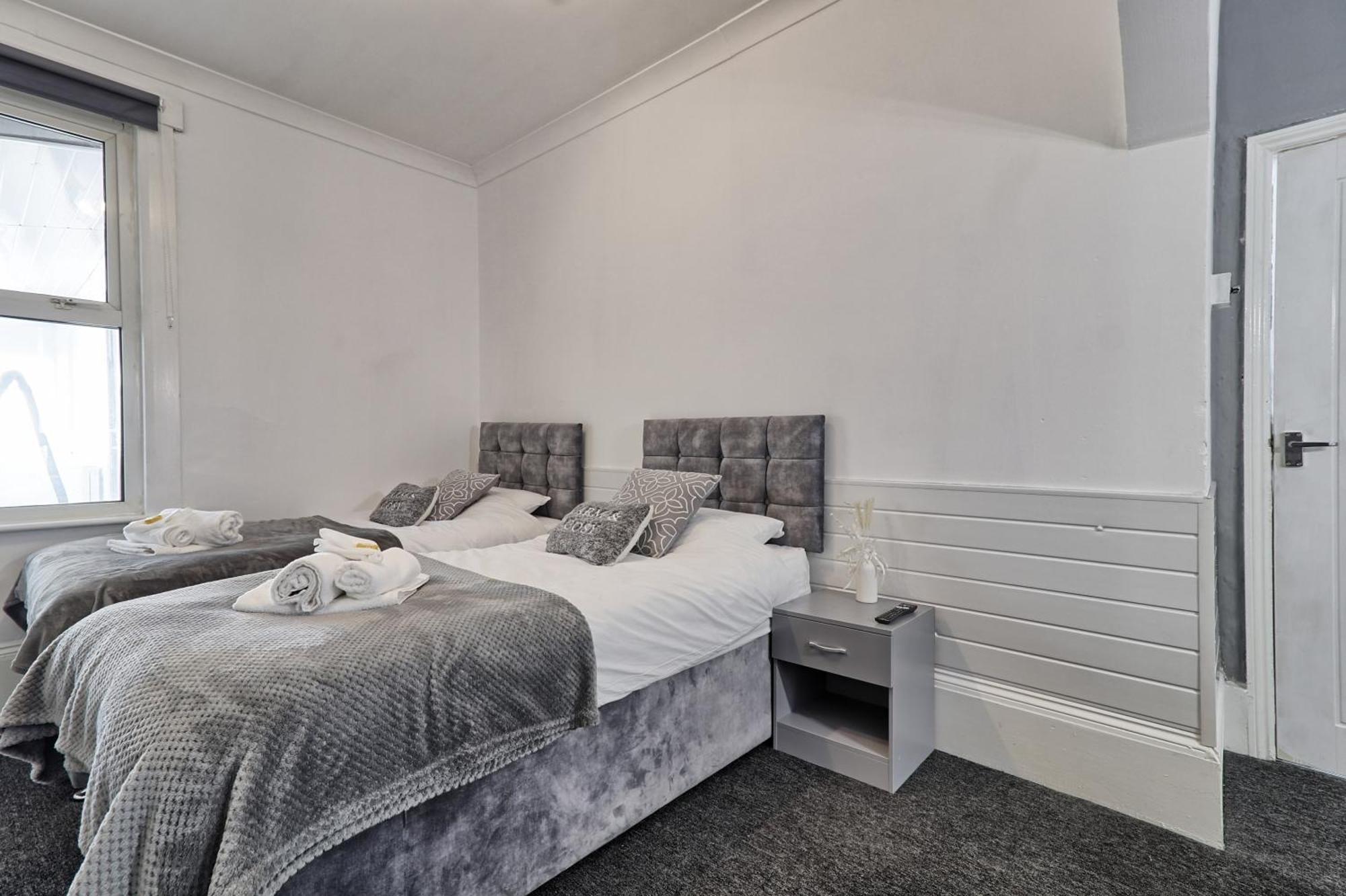 Beautiful Spacious Four Bedroom House With Parking For 2 Cars, 5 Minute Walk To Southend Station Exterior foto