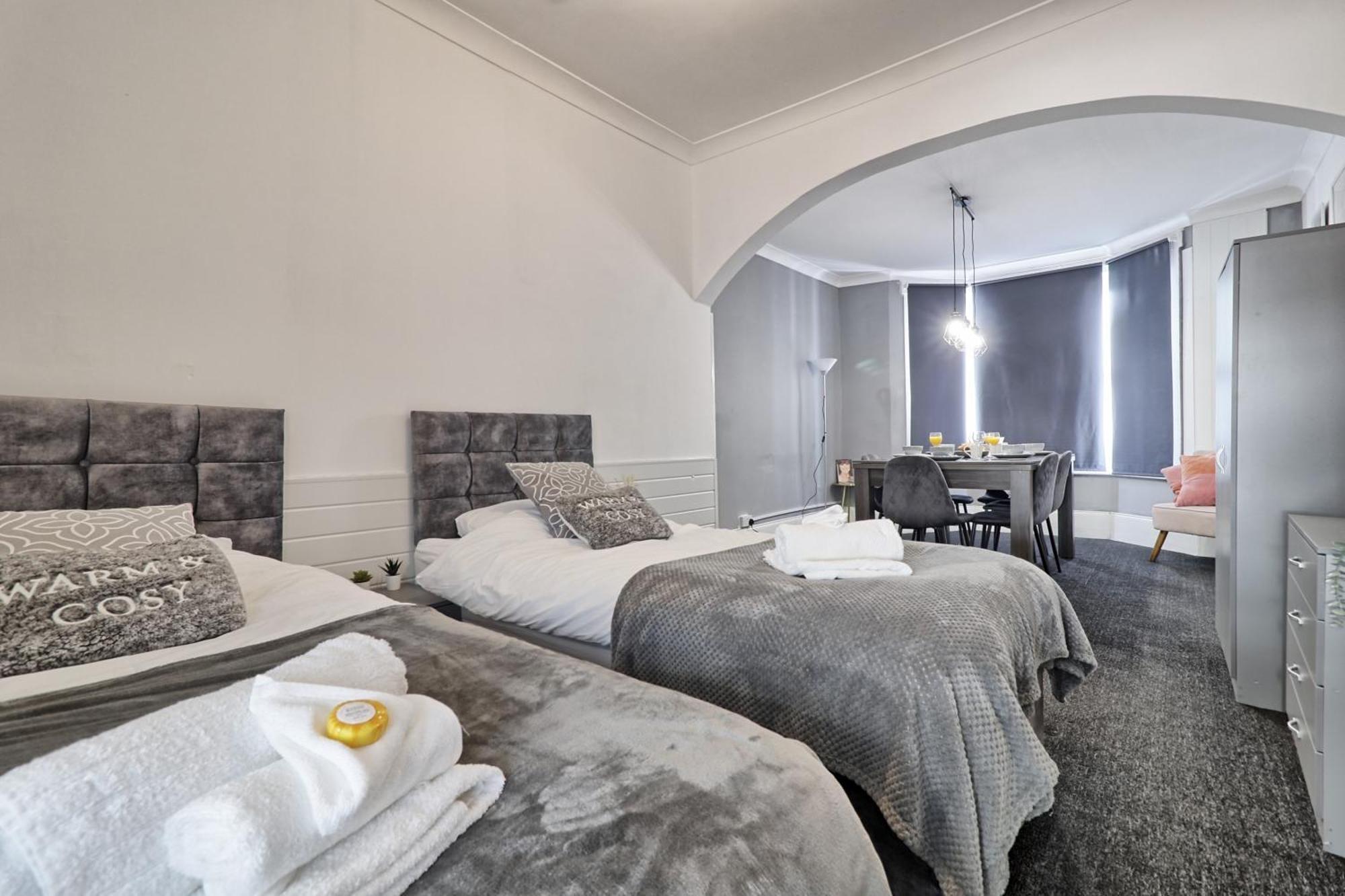 Beautiful Spacious Four Bedroom House With Parking For 2 Cars, 5 Minute Walk To Southend Station Exterior foto