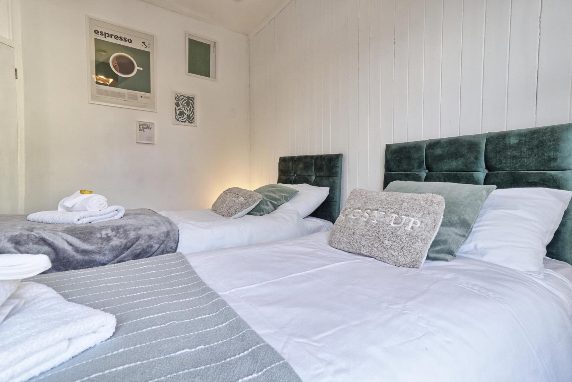 Beautiful Spacious Four Bedroom House With Parking For 2 Cars, 5 Minute Walk To Southend Station Exterior foto